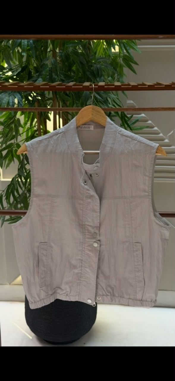 Sleeveless jacket